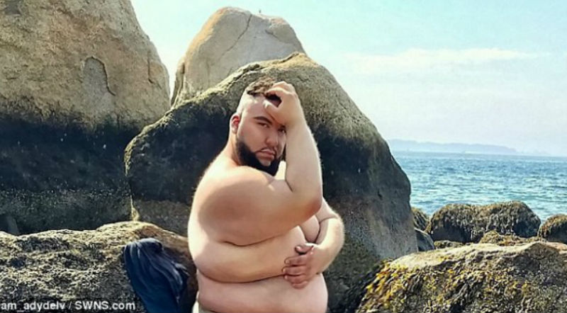 Парень-модель с размером 5XL гордо позирует перед камерой Парень-модель с размером 5XL гордо позирует перед камерой