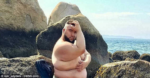 Парень-модель с размером 5XL гордо позирует перед камерой Парень-модель с размером 5XL гордо позирует перед камерой