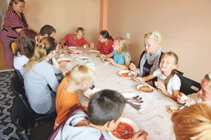 Журналистка оскорбила мать 37 детей (7 фото)