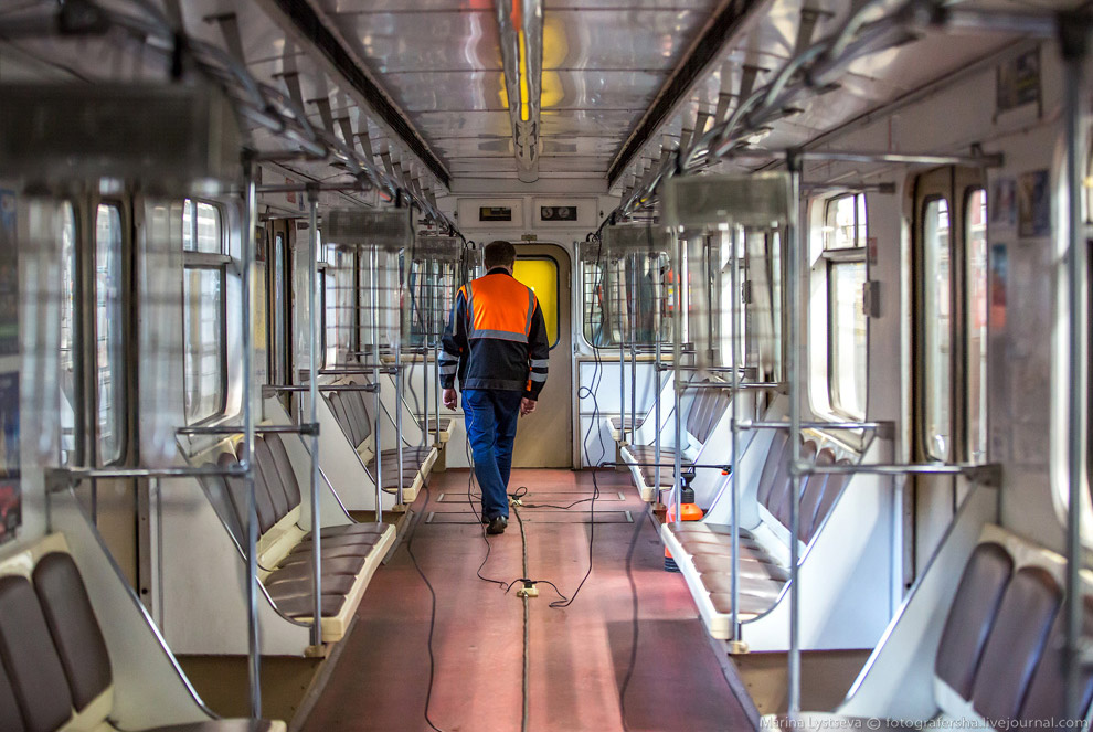 Как моют вагоны метро Как моют вагоны метро