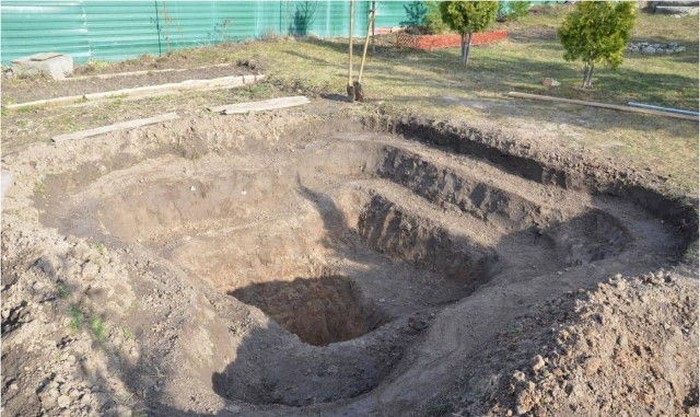 Декоративный пруд во дворе дома