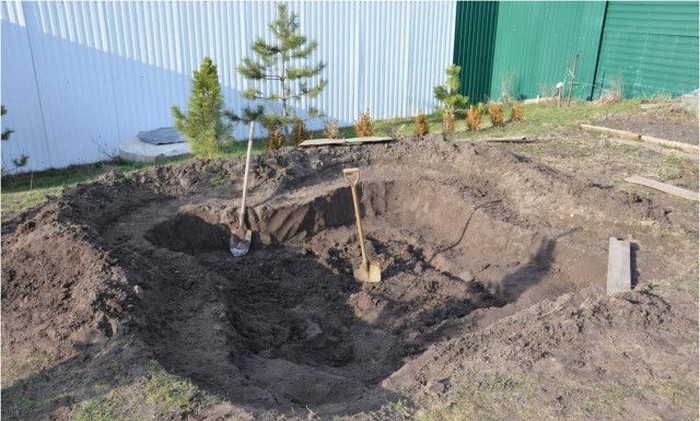 Декоративный пруд во дворе дома