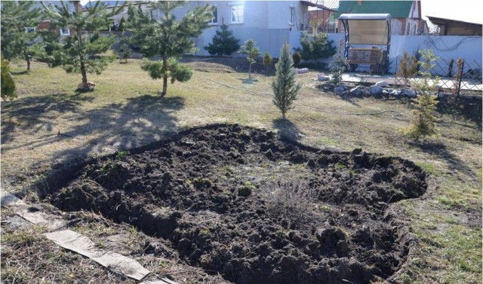 Декоративный пруд во дворе дома