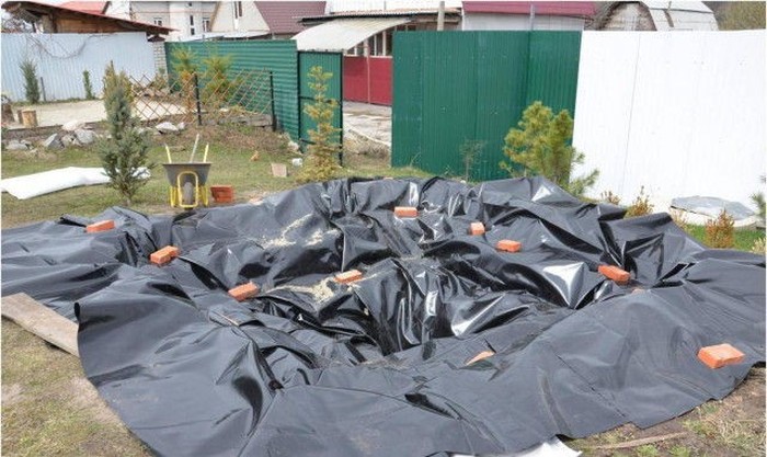 Декоративный пруд во дворе дома