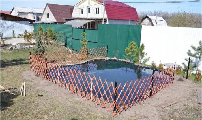 Декоративный пруд во дворе дома
