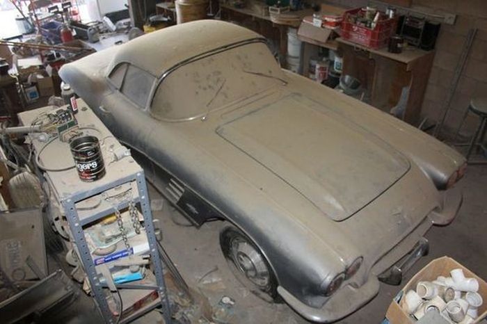 Простоявший 44 года в гараже Chevrolet Corvette С1 продают за 36 700 долларов