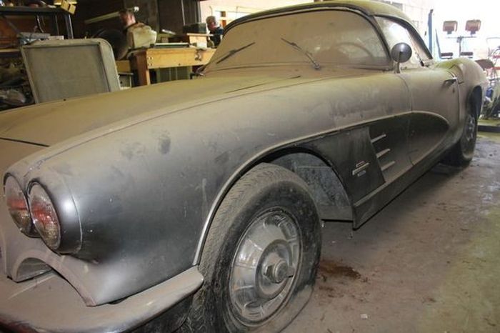 Простоявший 44 года в гараже Chevrolet Corvette С1 продают за 36 700 долларов