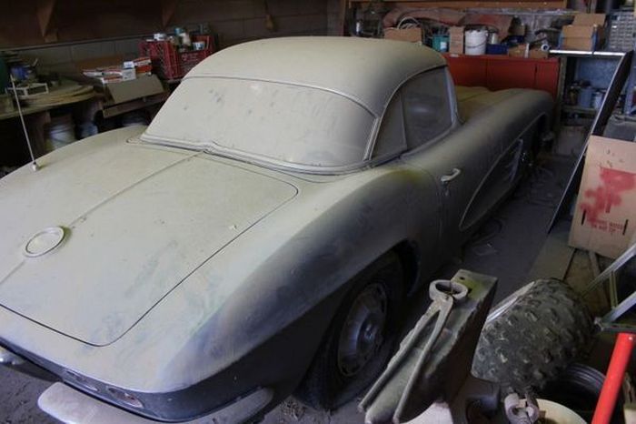 Простоявший 44 года в гараже Chevrolet Corvette С1 продают за 36 700 долларов