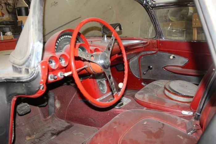 Простоявший 44 года в гараже Chevrolet Corvette С1 продают за 36 700 долларов