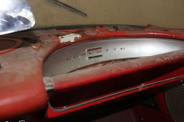 Простоявший 44 года в гараже Chevrolet Corvette С1 продают за 36 700 долларов