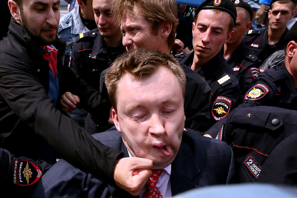 Протестующий мир