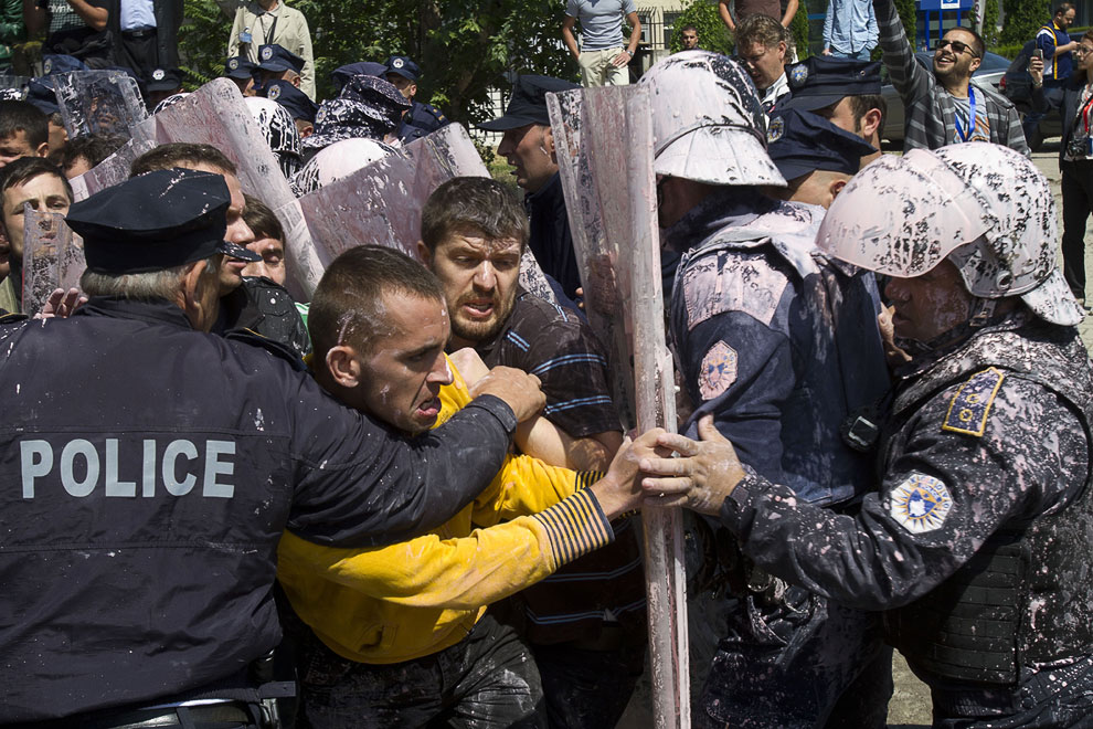 Протестующий мир