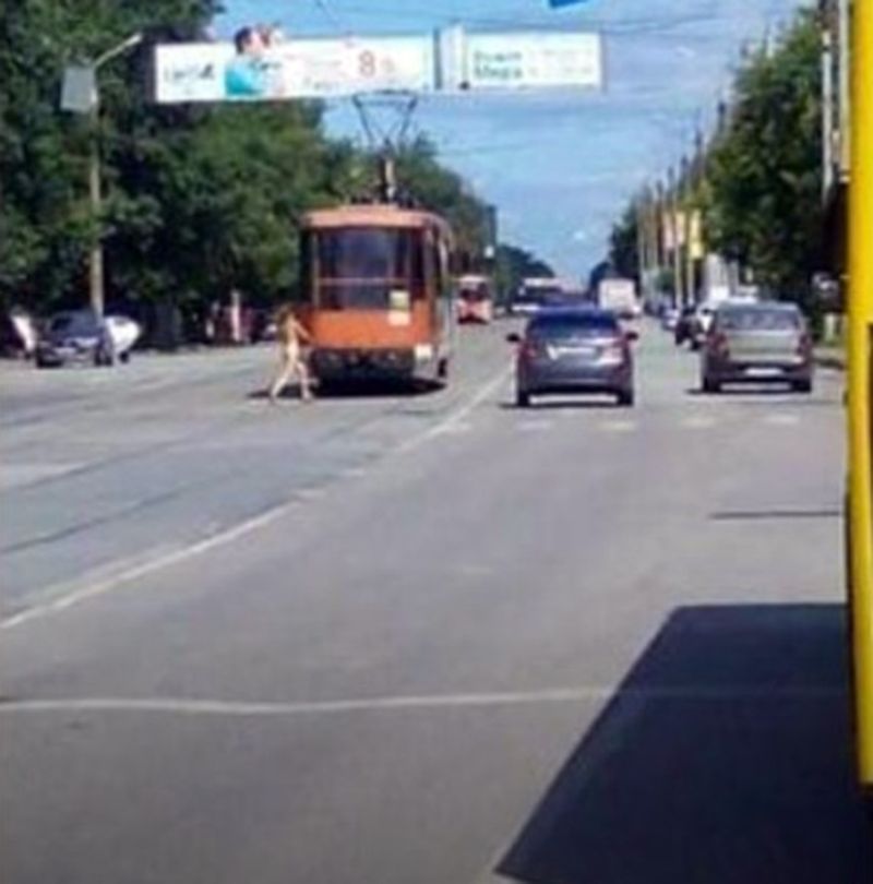 Пермскую барышню заставили гулять голышом после измены с женатым мужчиной