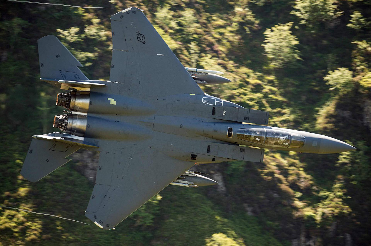 Истребитель F-15E Strike Eagle с необычного ракурса Истребитель F-15E Strike Eagle с необычного ракурса