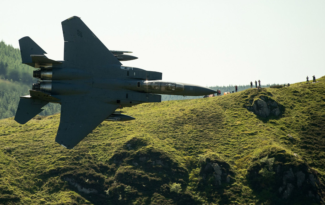 Истребитель F-15E Strike Eagle с необычного ракурса Истребитель F-15E Strike Eagle с необычного ракурса