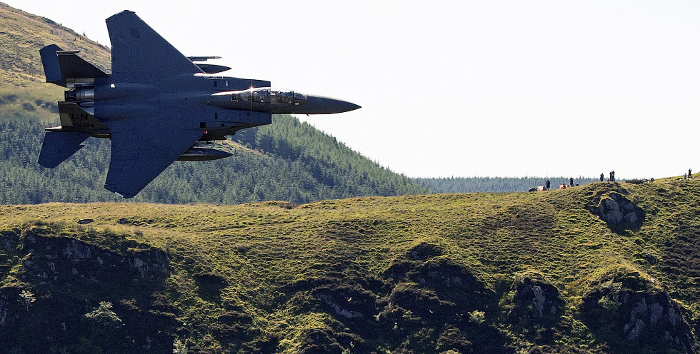 Истребитель F-15E Strike Eagle с необычного ракурса Истребитель F-15E Strike Eagle с необычного ракурса
