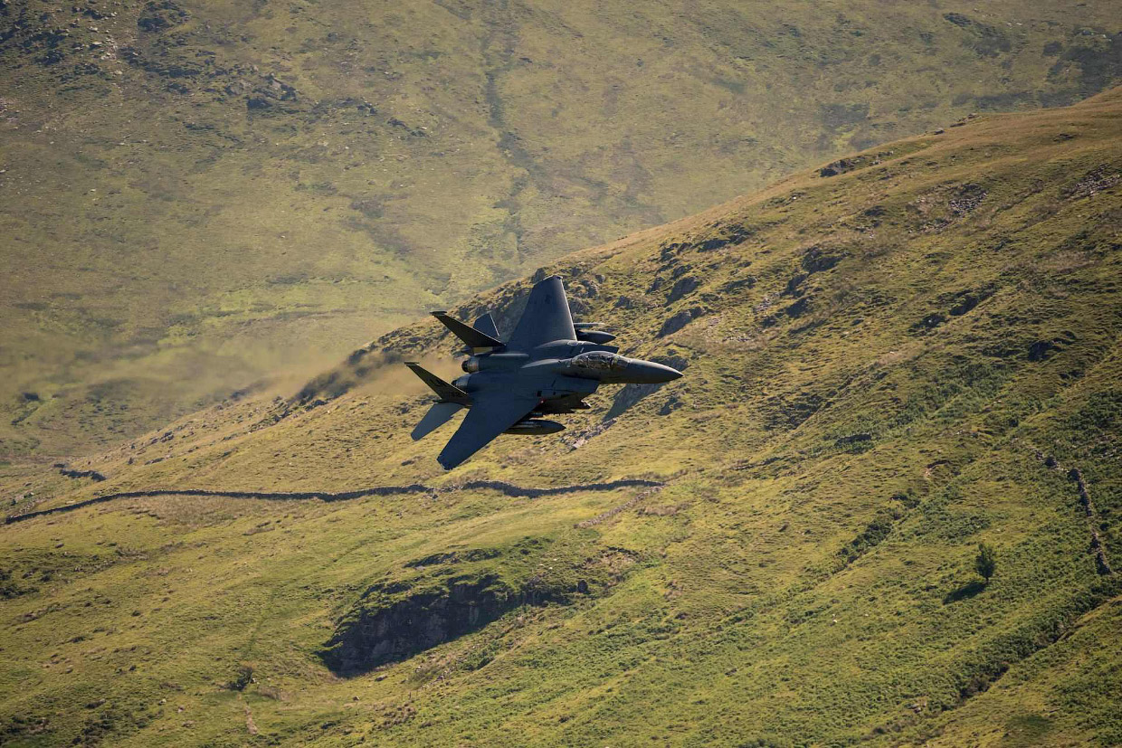 Истребитель F-15E Strike Eagle с необычного ракурса Истребитель F-15E Strike Eagle с необычного ракурса