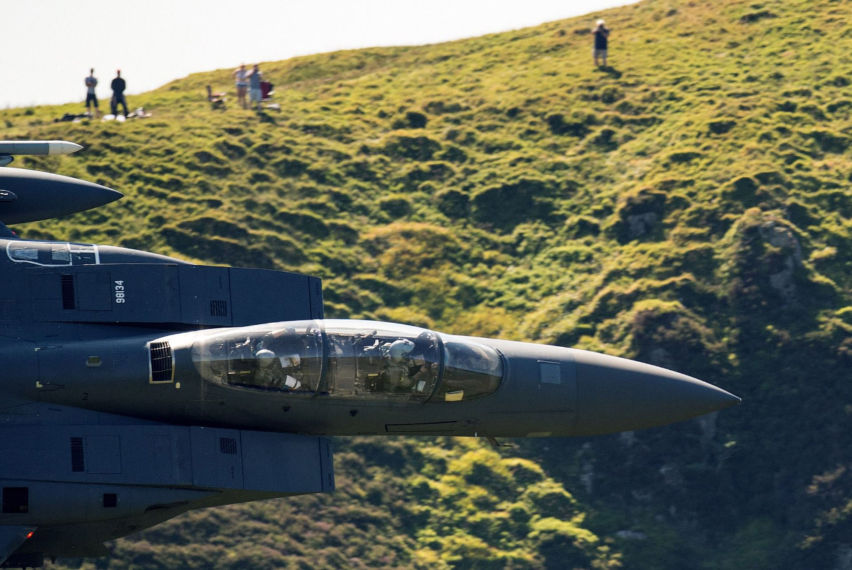Истребитель F-15E Strike Eagle с необычного ракурса Истребитель F-15E Strike Eagle с необычного ракурса
