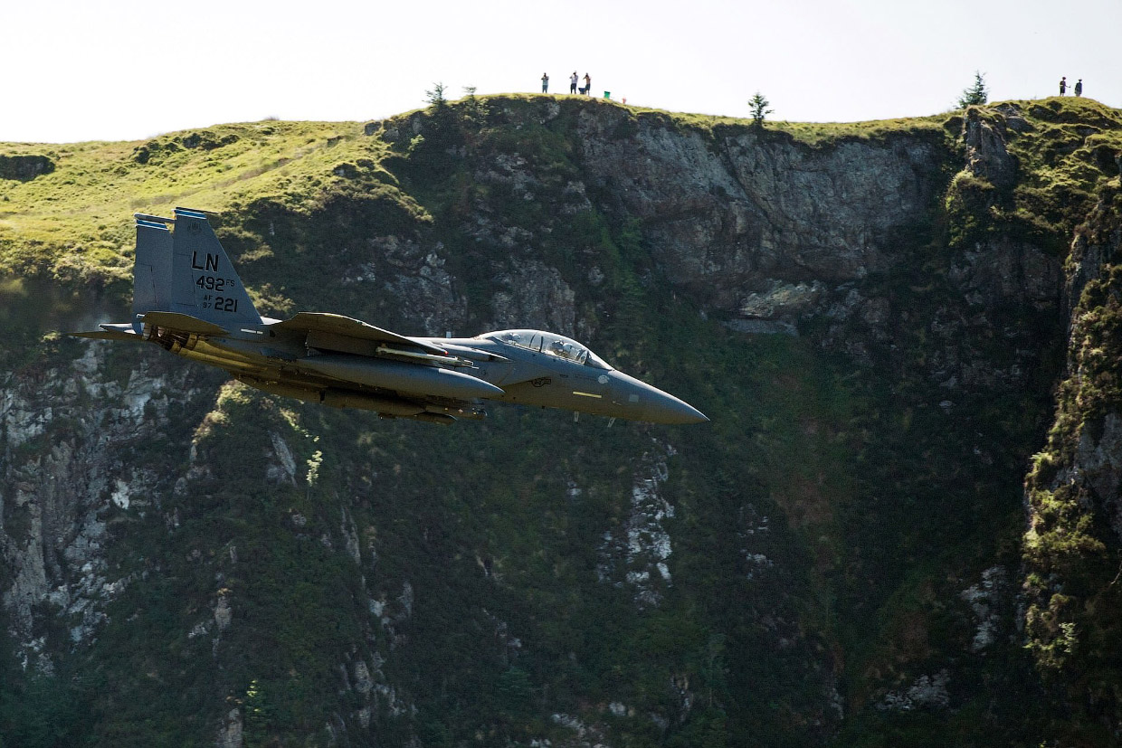Истребитель F-15E Strike Eagle с необычного ракурса Истребитель F-15E Strike Eagle с необычного ракурса