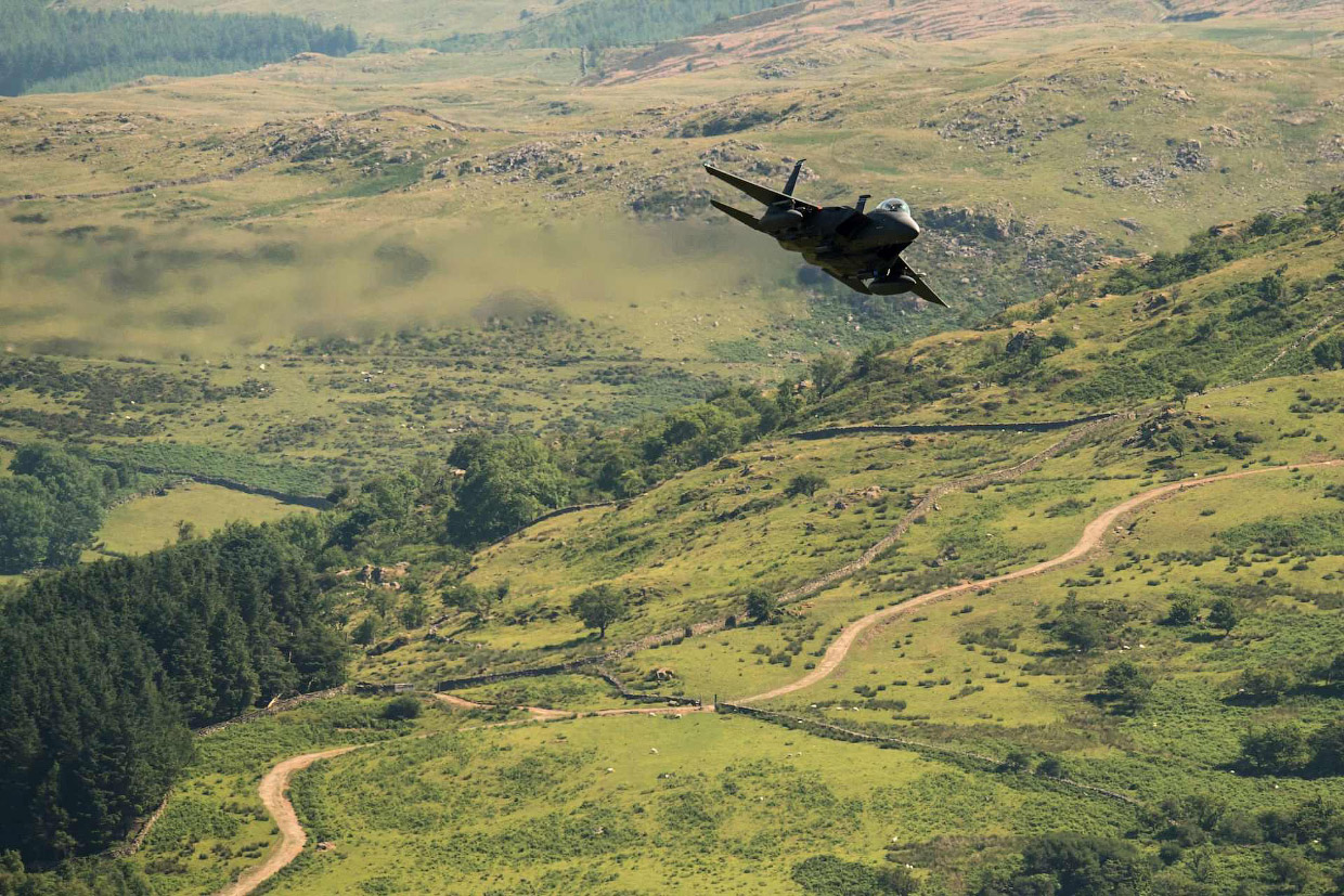 Истребитель F-15E Strike Eagle с необычного ракурса Истребитель F-15E Strike Eagle с необычного ракурса