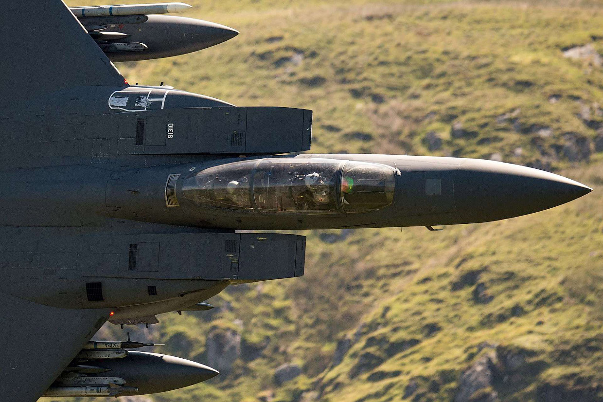 Истребитель F-15E Strike Eagle с необычного ракурса Истребитель F-15E Strike Eagle с необычного ракурса