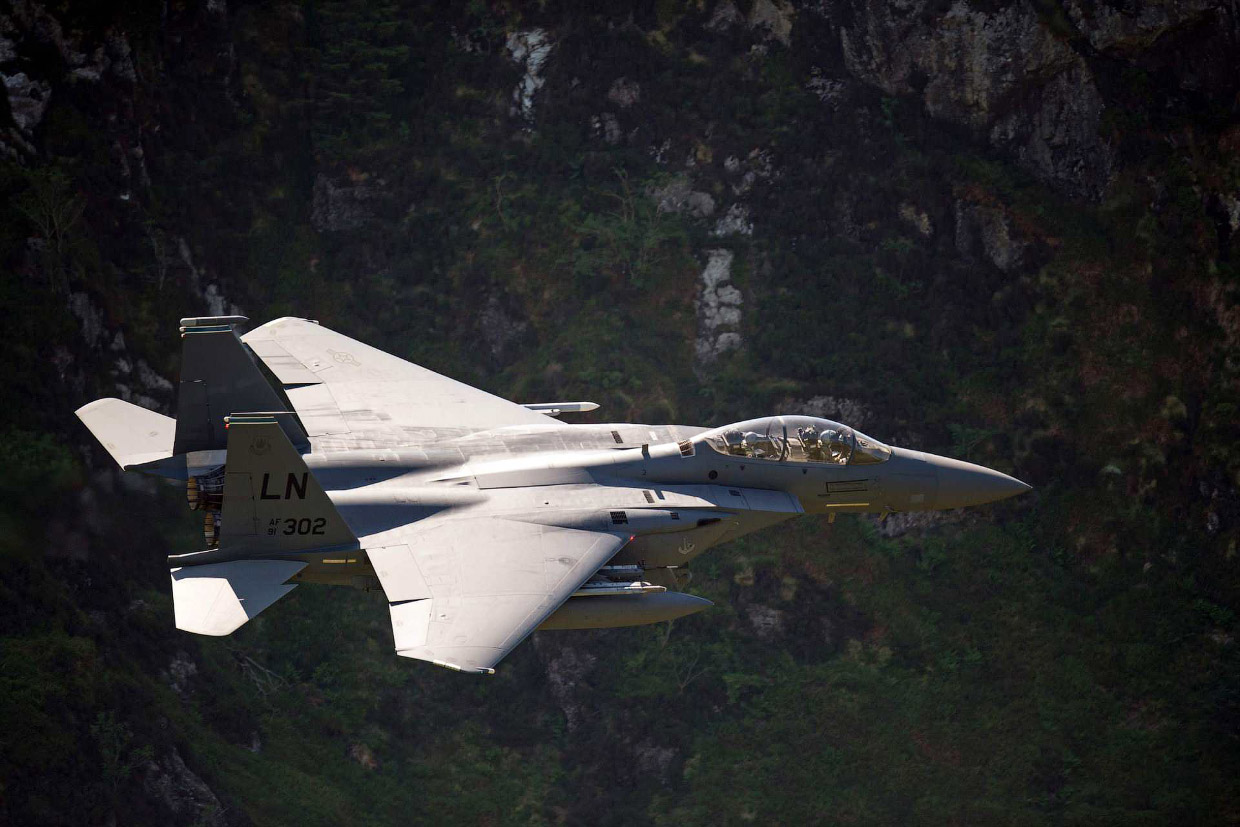 Истребитель F-15E Strike Eagle с необычного ракурса Истребитель F-15E Strike Eagle с необычного ракурса