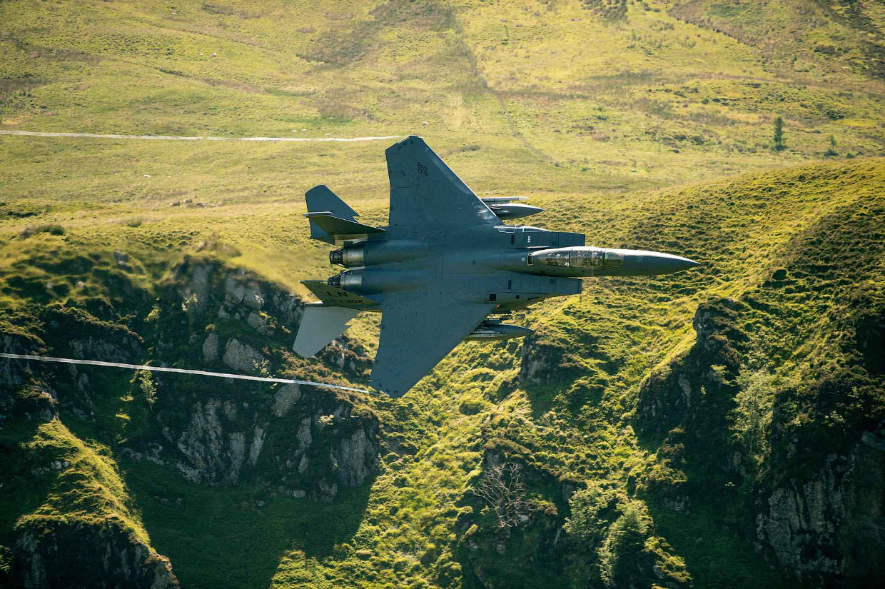 Истребитель F-15E Strike Eagle с необычного ракурса Истребитель F-15E Strike Eagle с необычного ракурса
