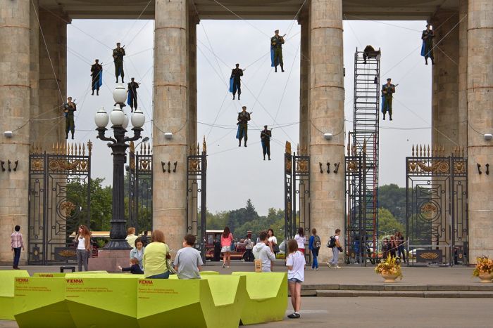 Повесили десант на воротах