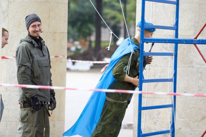 Повесили десант на воротах