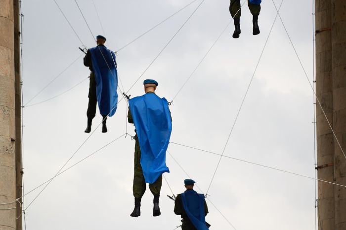 Повесили десант на воротах