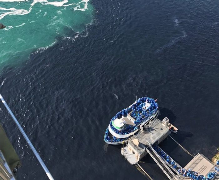 Вода в Ниагарском водопаде приобрела черный цвет