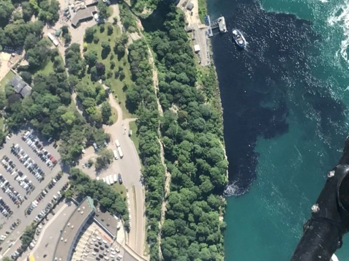 Вода в Ниагарском водопаде приобрела черный цвет