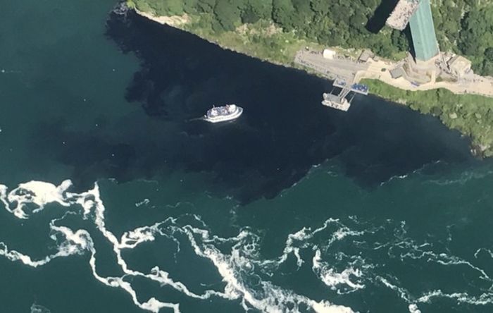 Вода в Ниагарском водопаде приобрела черный цвет