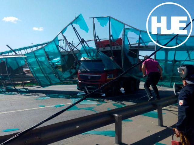 На Ярославском шоссе на выезде из Пушкино самосвал снес пешеходный пост