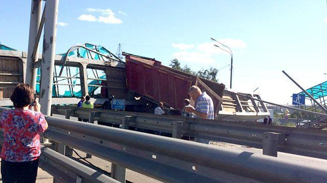На Ярославском шоссе на выезде из Пушкино самосвал снес пешеходный пост