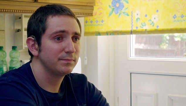 Для парня, моментально сгорающего на солнце, сделали второе лицо