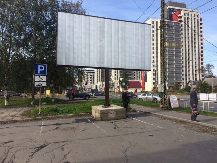 В Петрозаводске агитационный баннер «Единой России» установили на парковочном месте для инвалидов