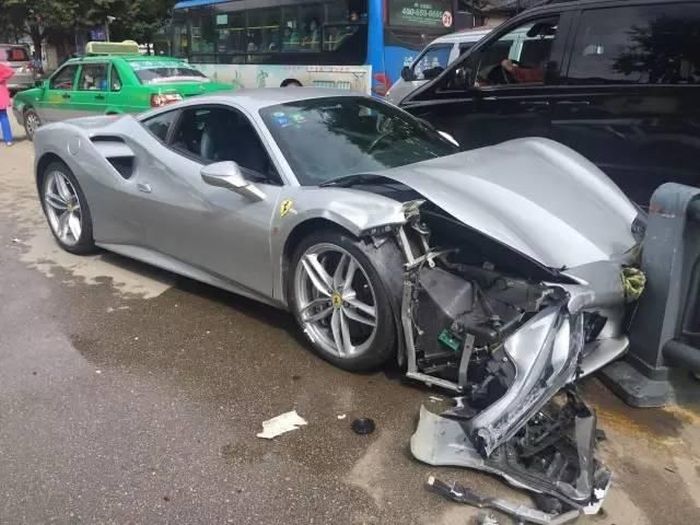 Пытаясь спасти щенка, китайцы разбили два суперкара Ferrari