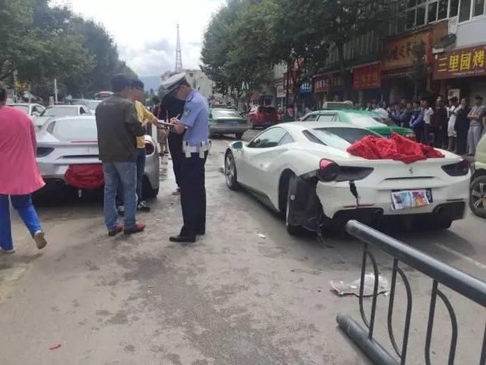 Пытаясь спасти щенка, китайцы разбили два суперкара Ferrari