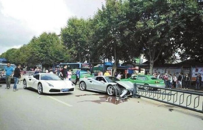 Пытаясь спасти щенка, китайцы разбили два суперкара Ferrari