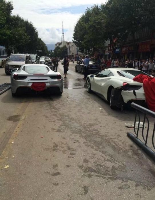Пытаясь спасти щенка, китайцы разбили два суперкара Ferrari