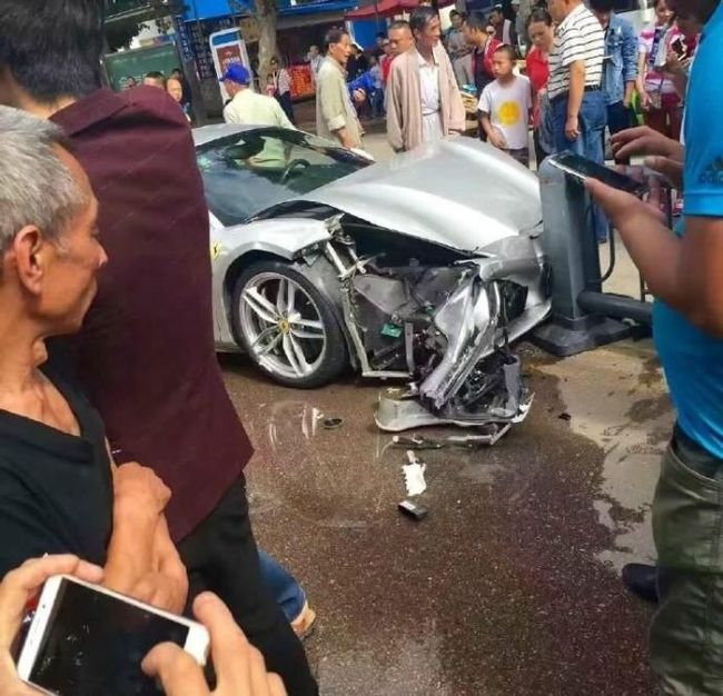 Пытаясь спасти щенка, китайцы разбили два суперкара Ferrari