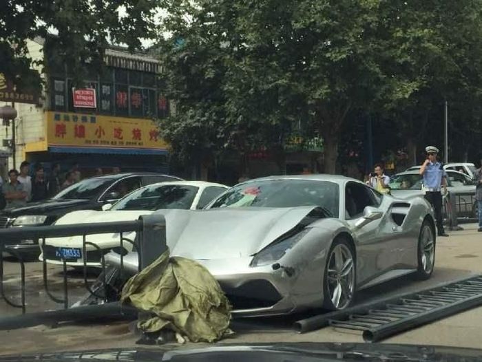 Пытаясь спасти щенка, китайцы разбили два суперкара Ferrari