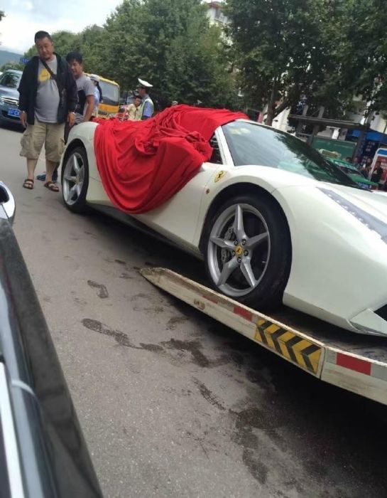 Пытаясь спасти щенка, китайцы разбили два суперкара Ferrari