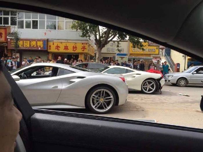 Пытаясь спасти щенка, китайцы разбили два суперкара Ferrari