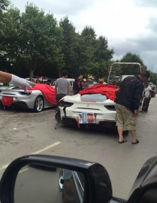 Пытаясь спасти щенка, китайцы разбили два суперкара Ferrari