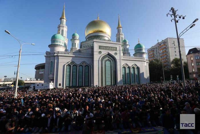 Московские мусульмане празднуют Курбан-Байрам