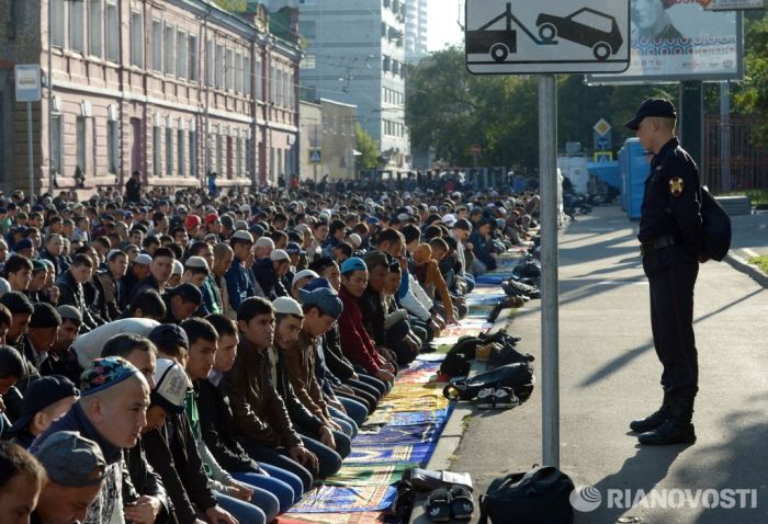 Московские мусульмане празднуют Курбан-Байрам