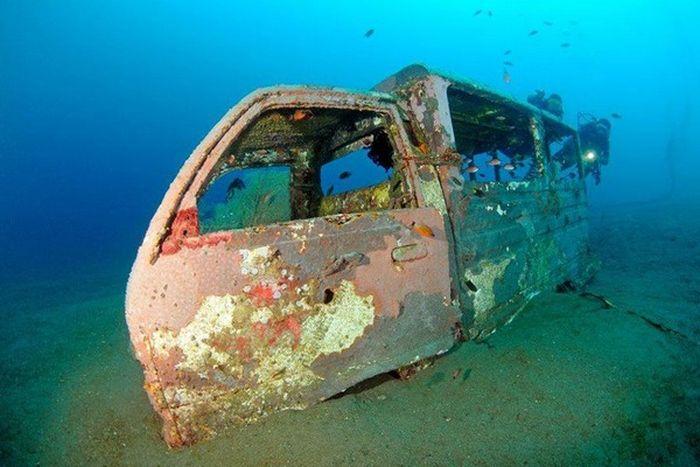 Рифы из затопленных автомобилей (28 фото)