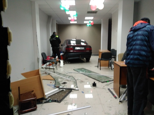Автомобиль въехал прямо в детский учебный центр в Калининграде Автомобиль въехал прямо в детский учебный центр в Калининграде
